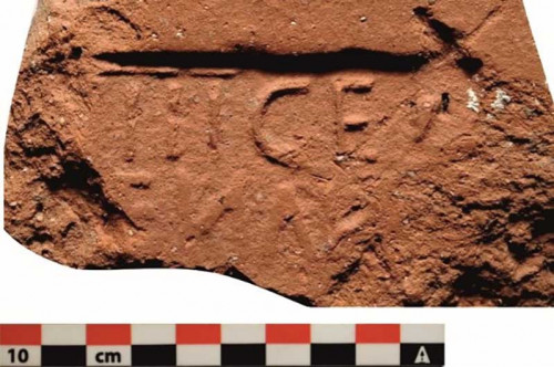 Artefacte de epocă romană:  material tegular ștampilat. (2)